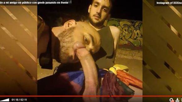 Fazendo boquete gay no amigo no meio da rua