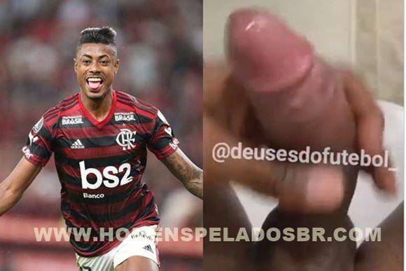 Jogador do Flamengo Bruno Henrique batendo punheta