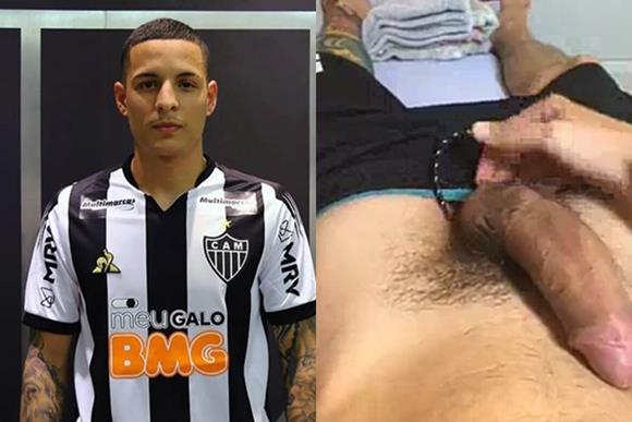 Jogador Guilherme Arana pelado e batendo punheta