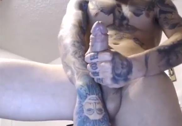 Moleque tatuado e dotado na bronha gay