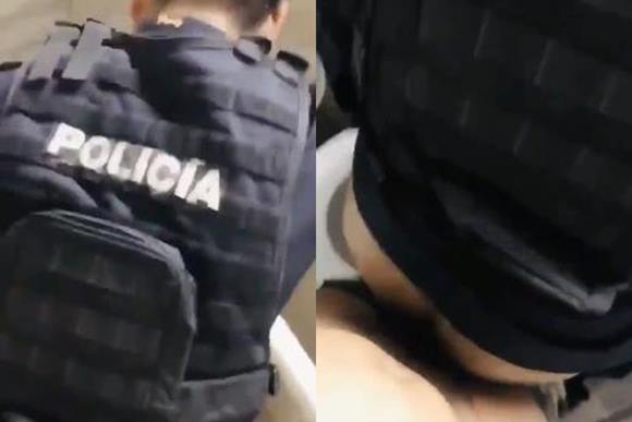 Policial dando o cu no banheiro