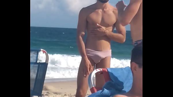 De olho na mala do boy sarado de sunga na praia