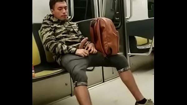 Garoto se masturbando no metrô